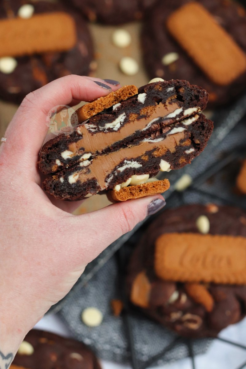 janespatisserie's tweet photo. Biscoff Stuffed NYC Cookies 🤩🍪🗽 Recipe - https://t.co/khVCVdx5Ee https://t.co/kC5AkIkm0l