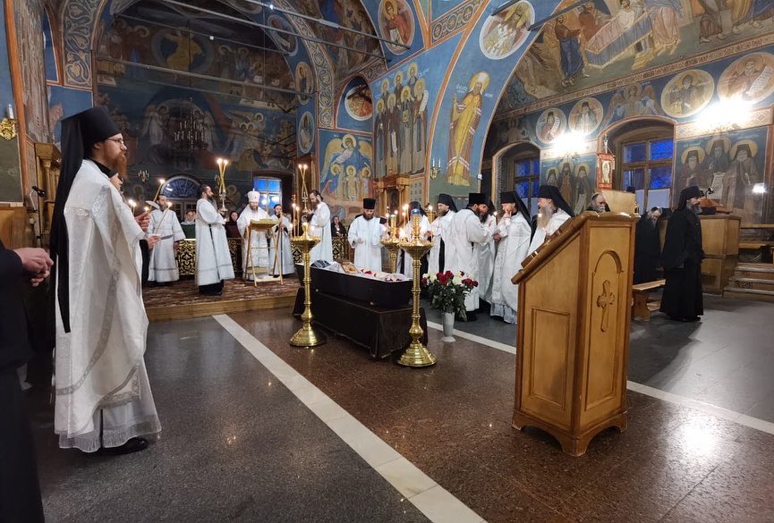 episkopleonid's tweet photo. Сегодня утром в ��птиной пустыни простились с почившим вчера иером. Венедиктом (Емеличевым). В Казанском соборе по окончании Литургии было совершено отпевание, затем погребение на братском кладбище монастыря. https://t.co/tatoiLA0g1