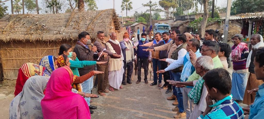 ddc_vaishali's tweet photo. 22Dec:मद्यनिषेध अभियान अंतर्गत वैशाली जिला में जन जागरूकता हेतु विभिन्न कार्यक्रम आयोजित किया जा रहा है। नशापीड़ितों को नशामुक्ति केंद्र में भर्ती हेतु प्रोत्साहित करें।टोलफ़्री न०18003456268 व 15545 पर सूचना दे सकते है।@dm_vaishali,@vjtriumph,@IPRD_Bihar,@BiharRDD,@officecmbihar https://t.co/6MRfoNRej4