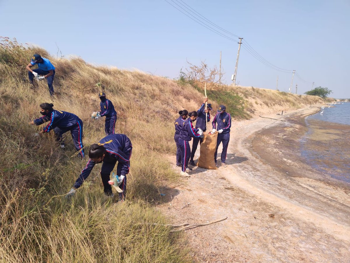 NCC_Dte_Gujarat's tweet photo. #PuneetSagar
Cdts of 6 GUJ NU NCC cleaned the Beach at Kuvya village &amp; collected single use plastic littered on the beach. 24 kgs of #plasticwaste collected. Event flagged off by Pradhan of Kuvya Village.
@DefencePRO_Guj
@HQ_DG_NCC
@jitu_vaghani
@Bhupendrabjp
@drajaykumar_ias https://t.co/wr5mYtpQen