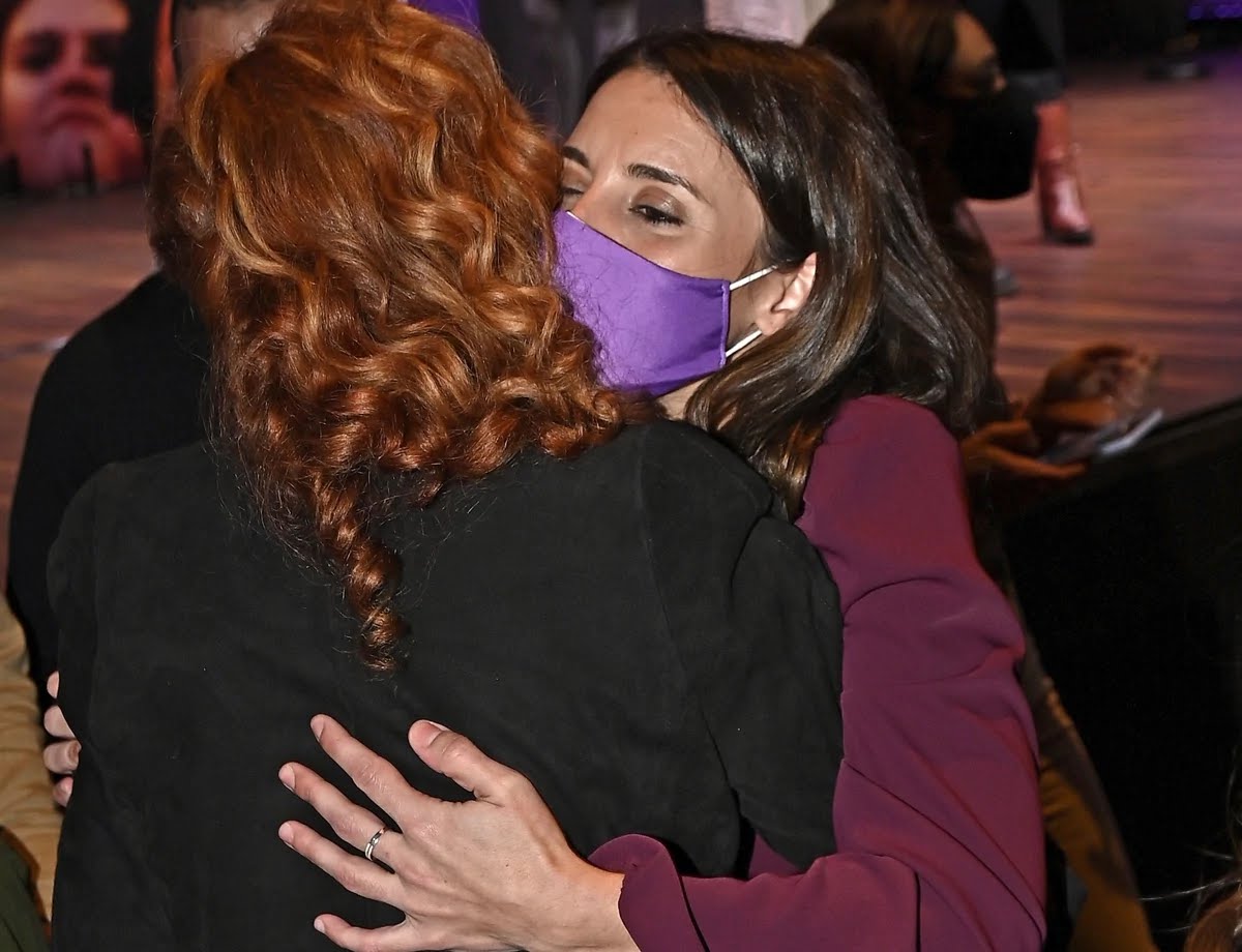 Furiosa_21's tweet photo. El abrazo para publicitar aún más el chiringuito del falso feminismo. 

#MinistraDeDesigualdad https://t.co/cerCi0tGdO