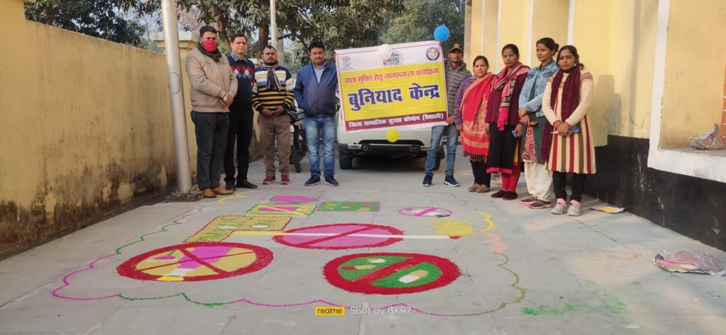 ddc_vaishali's tweet photo. 20Dec:मद्यनिषेध अभियान अंतर्गत वैशाली जिला में जन जागरूकता हेतु विभिन्न कार्यक्रम आयोजित किया जा रहा है। नशापीड़ितों को नशामुक्ति केंद्र में भर्ती हेतु प्रोत्साहित करें।टोलफ़्री न०18003456268 व 15545 पर सूचना दे सकते है।@dm_vaishali,@vjtriumph,@IPRD_Bihar,@BiharRDD,@officecmbihar https://t.co/cnBlC8kulX