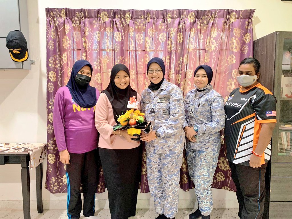SKTLDMsitiawan's tweet photo. Lawatan Kebajikan oleh Pegawai Laksana dan Laskarnita @SKTLDMsitiawan terhadap isteri Pegawai Memerintah, anggota dan isteri anggota. Semoga sentiasa ceria dan sihat selalu.
#kitaJagaKita
#KebajikanDiutamakan
#BAKATlaut
#Kebajikan
#Moral https://t.co/YurGZLAypy