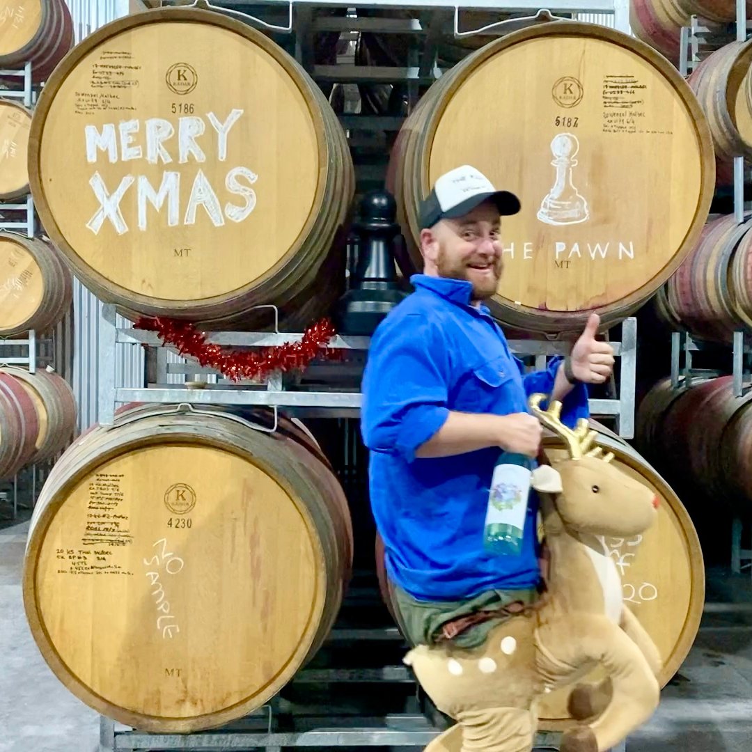 thepawnwineco's tweet photo. Wishing you a safe and Merry Christmas from my family to yours. 🎄
I hope you get to spend the day with all those you can, eat a bucket of prawns and don’t forget a few wines to wash it all down 😉
#merrychristmas #thepawnwineco #acoolmove #adelaidehillswine https://t.co/auSOIYpqTZ