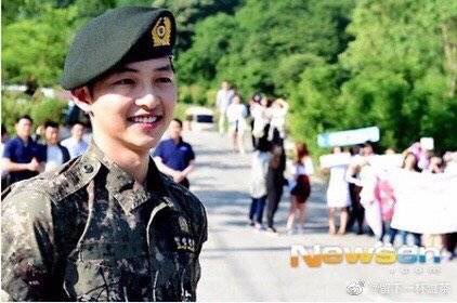 KiAileNYC's tweet photo. I read this a while ago but found a fan shared this again from baidu bar. Such a sweet memory! The fan wrote, Joongki's manners show his good upbringing 💙

A story of a mom, who has a son same age as Joongki, met him in a temple when he was enlisted in the army...

#SongJoongKi https://t.co/iE5CAKxIqI