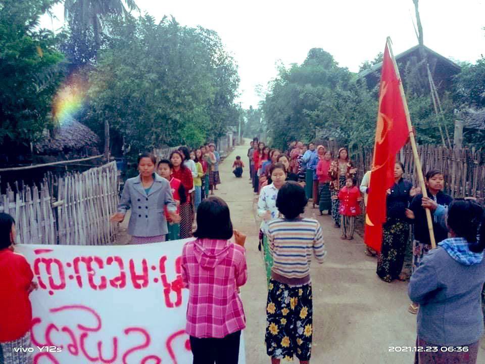 AsamiChua's tweet photo. Locals from BeinNweChaung village, Yinmarpin Tsp, marched on the streets to protest against Genocidal Dictatorship this early morning. #India_StopSupportingTerrorists #Dec23Coup   #WhatsHappeningInMyanmar https://t.co/E0Q7aVcLki