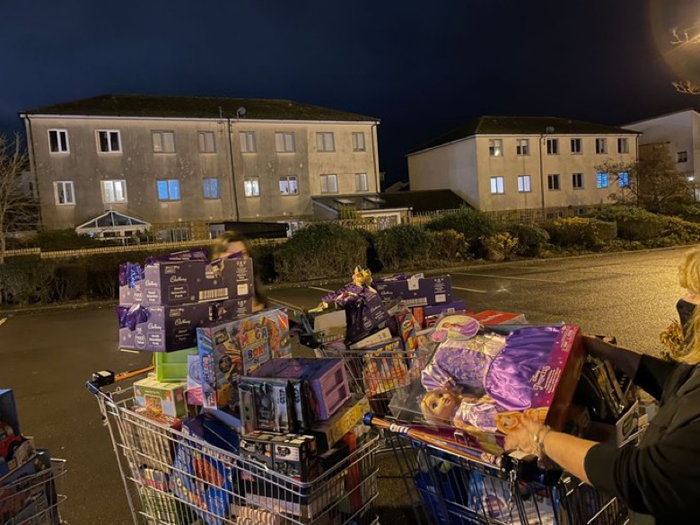 SWFireandRescue's tweet photo. 🚒 Firefighters from #Cardiff Central Station helped raise money for @BarryTownUnited's Share a Smile Campaign.

Every penny raised was used to purchase presents which will be donated directly to the families that need them most in our community this Christmas 🎄🎁 https://t.co/mIapd5v6ok