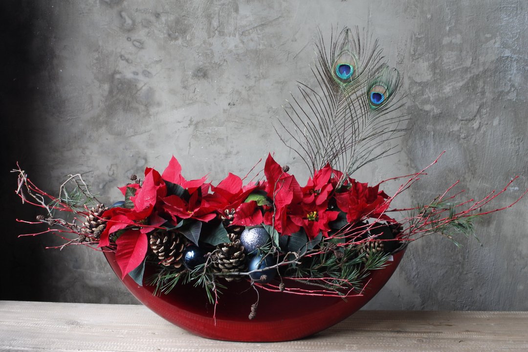 Delightful Poinsettia decoration perfect for the Christmas table or mantle piece. Decorated with baubles, pinecones and iridescent peacock feathers to add something special to your Christmas this year 

#christmas #festive #decorations #reindeer #winter #wintervibes #snow #floris https://t.co/IjZbe7AcJL