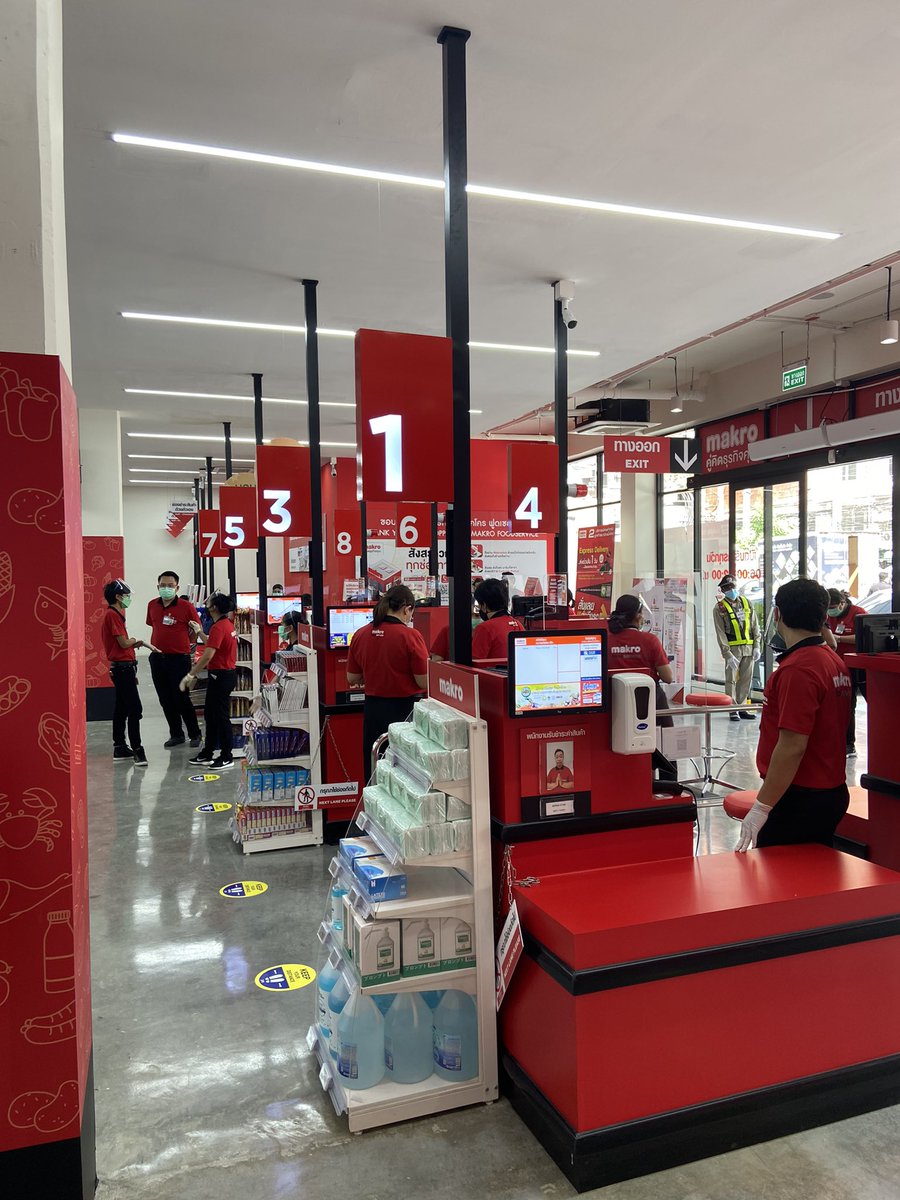 ソイ22、マリオット 近く(焼肉たかし目の前)にmakro本日オープン。営業時間は6時〜22時。お酒は売ってません。