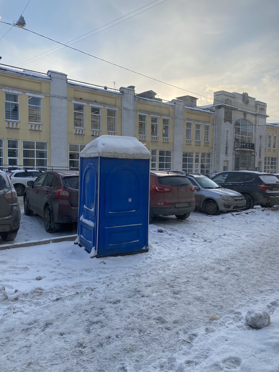 smallrexy's tweet photo. Ремонтные работы напротив молодогвардейской 82 закончились 6 декабря, яму засыпали неровной насыпью, валяются знаки и бордюры. Кабинка Биотуалета забытая осталась стоять, рабочие кто вёл работы говорят это не их. Может хозяева кабинки найдутся и ее заберут? @AdmSamRna https://t.co/J2xeBydIsb