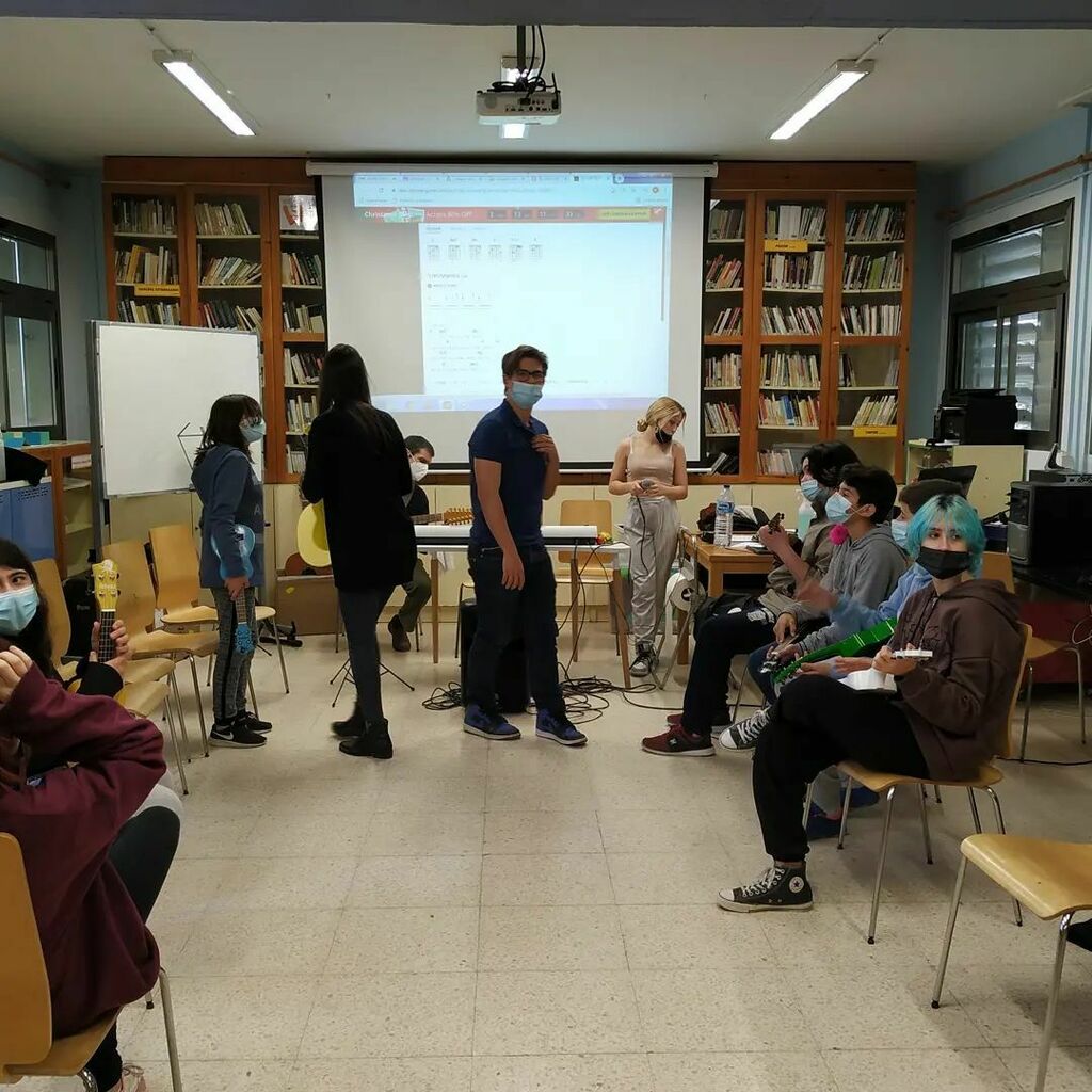 iessablancadona's tweet photo. Concerts, partides d'escacs, recital musical, tallers matemàtics o exhibició de projectes.. Us deixam algunes imatges de la gran jornada d'ahir. Gràcies a tot el professorat, famílies i alumnat per la vostra participació i bones vacances! https://t.co/49I0I2PxDT https://t.co/FjR7Rl1boZ