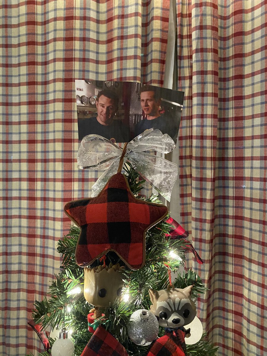 awhannahs's tweet photo. finally added the proper angel(s) on top of the christmas tree https://t.co/YyHECpMxfH