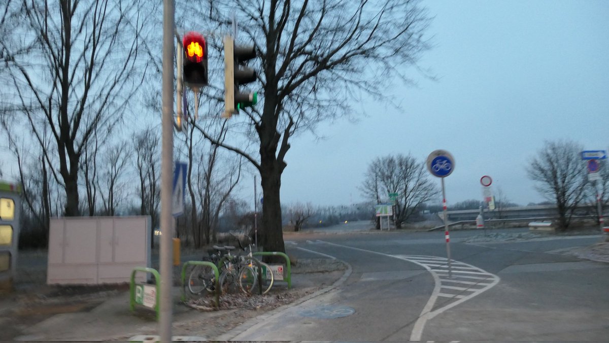 CityCycSchool's tweet photo. Geschmeidige Radfahrende erhöhen ihre #Radfahrfreude beim Queren einer Kreuzung mit folgenden 4 simplen Handlungen: 1. Überprüfen der Vorrangregelung; 2. Links prüfen; 3. Rechts prüfen; 4. Fahren.
Warum? Weil sie dazu in der Lage sind! 🤗 https://t.co/PbzGAVsnPQ