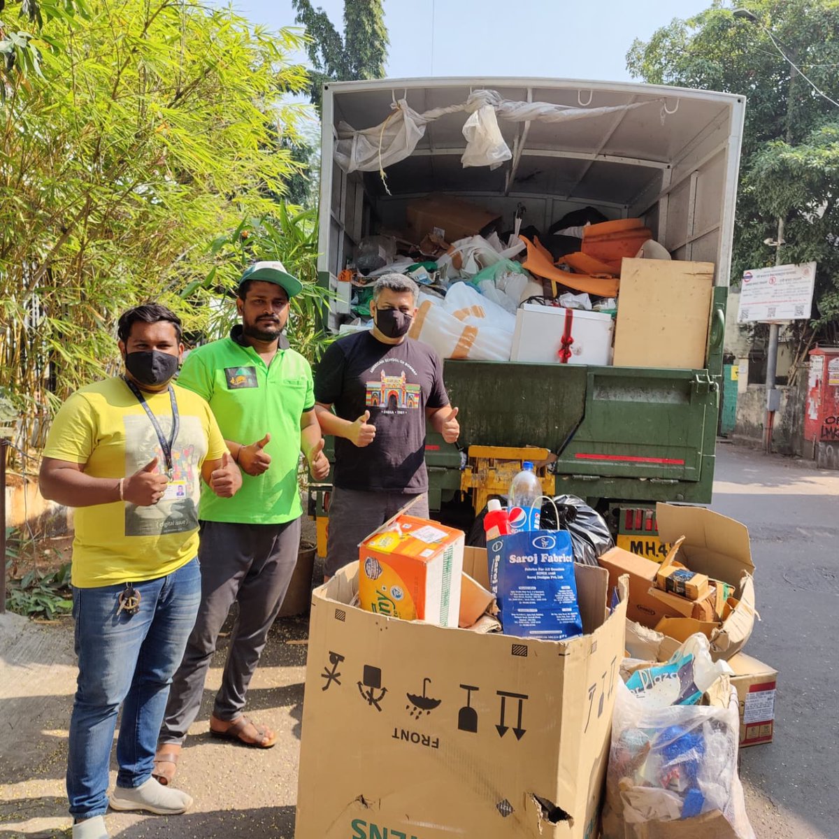 CommunityBandra's tweet photo. @bandracommunity in collaboration with @mncdfbombay @bhamlafoundation started its Winter #Drywaste collection initiative to support @sdgaction 
Thank you @mybmc @AUThackeray
It is our collective and individual responsibility to preserve and tend to the world in which we all live. https://t.co/IzTPnNn9os