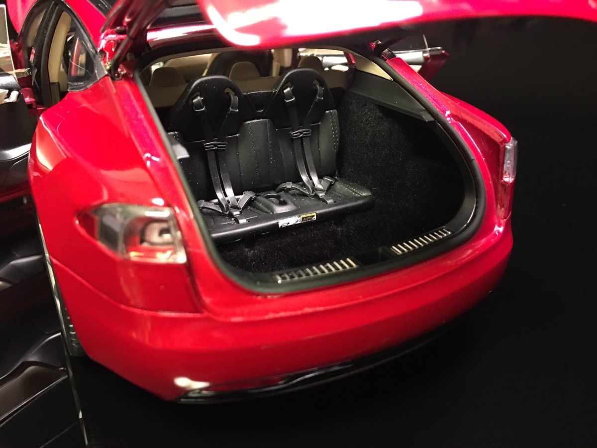 1139_1163's tweet photo. テスラ モデルS 
1/18スケール
テスラ特注品
かなりレアアイテムみたいですね。
#テスラ 
#テスラモデルS 
#118スケール 
#ミニカー
#TeslaModels 
#Tesla https://t.co/f0TtrKJUF1