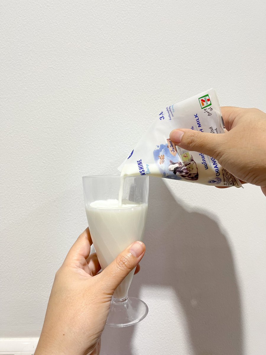 SkulLaeEy's tweet photo. เจอน้องในร้าน 7-11 รสชาติอร่อยหอมมัน นัวมาก เพราะไขมันนม 3.6% วัยไหนก็ดื่มได้ แช่เย็นๆ คือดีย์  จะจิ้มหลอดหรือเทใส่แก้วก็ฟิน😌 #Sunshinedairy  #นมถุงเชียงใหม่ #ซันชายน์แดรี่ดื่มได้ทุกวันดีกับทุกวัย 
#นมสามจุดหก 🐄🥛 https://t.co/nPscRsKBJA