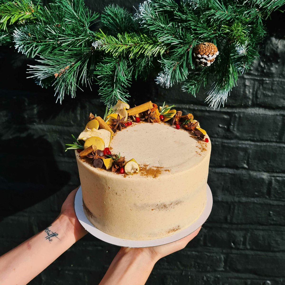 LuminaryBakery's tweet image. TODAY is the last day to pop into our bakeries for a slice of cake (our plant-based Winter Apple Cake seen here) and a cup of coffee in 2021! 

#luminarybakery #PurchaseWithPurpose #socialenterprise #empoweringwomen #londonbakery