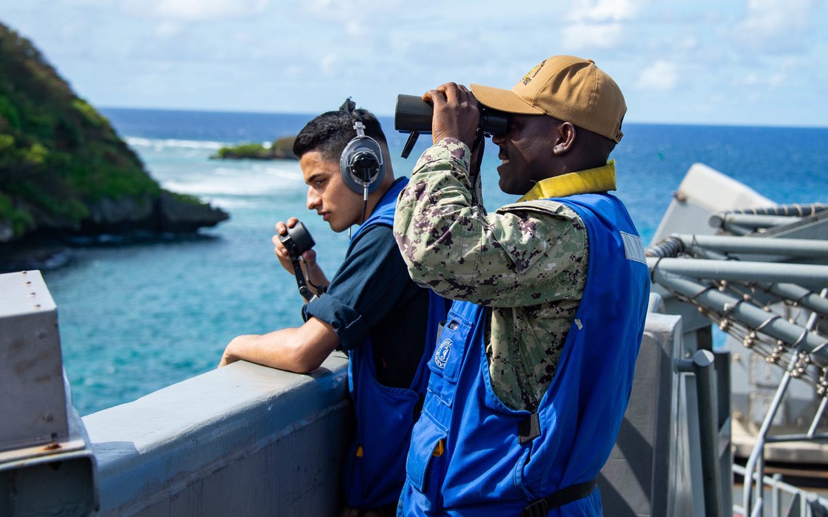 #VINCSG returned to Naval Base Guam for a port visit, providing the crew rest, relaxation and an opportunity to celebrate during the holiday season, Dec. 23. Read more at: dvidshub.net/news/411636/ca… #Mighty70 #ForgedByTheSea #NavyReadiness