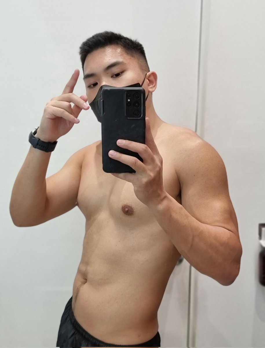 Cristiastic's tweet photo. nasa fitting room pero walang damit https://t.co/5OcUs02gsu
