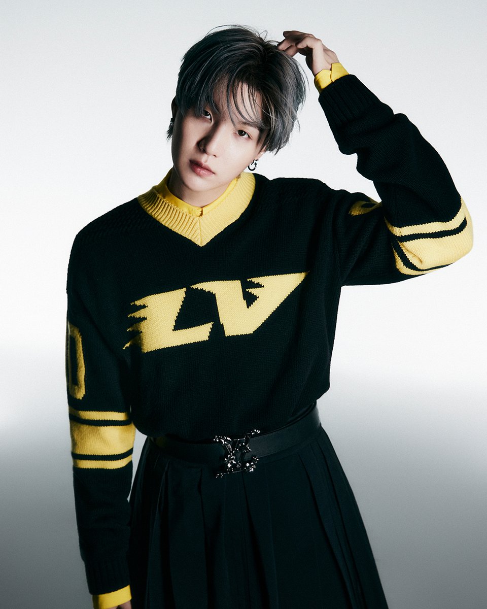 Louis Vuitton on X: #Jin in #LVMenSS22. The @bts_twt member and House  Ambassador wears an oversized #LouisVuitton coat by Virgil Abloh in the  January 2022 Special Editions of @VogueKorea and @GQKOREA. #BTS