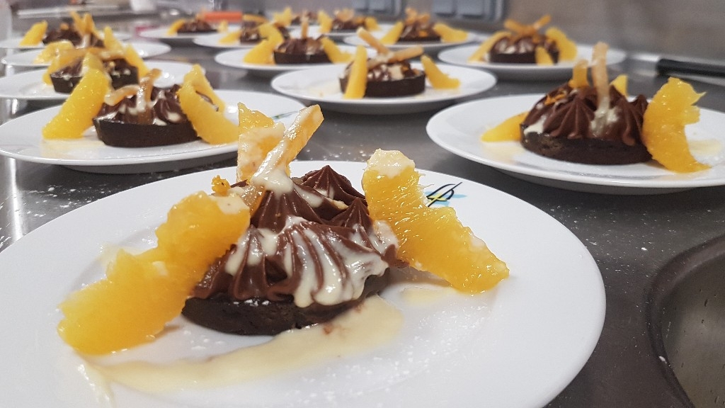CFA RAN (@rancfa) on Twitter photo 😋 Millefeuille de légumes au bacon, dos de cabillaud en croûte de cacao, tarte choco-orange... Voilà les délices produits par nos #apprentis de BTS MHR à #Toulon. Vous aussi, venez déguster leurs plats au restaurant d'application "Les Alpes" au <a href="/LyceeAsPIC/">Lycée Anne-Sophie PIC</a> ! 😋 Millefeuille de légumes au bacon, dos de cabillaud en croûte de cacao, tarte choco-orange... Voilà les délices produits par nos #apprentis de BTS MHR à #Toulon. Vous aussi, venez déguster leurs plats au restaurant d'application "Les Alpes" au <a href="/LyceeAsPIC/">Lycée Anne-Sophie PIC</a> !