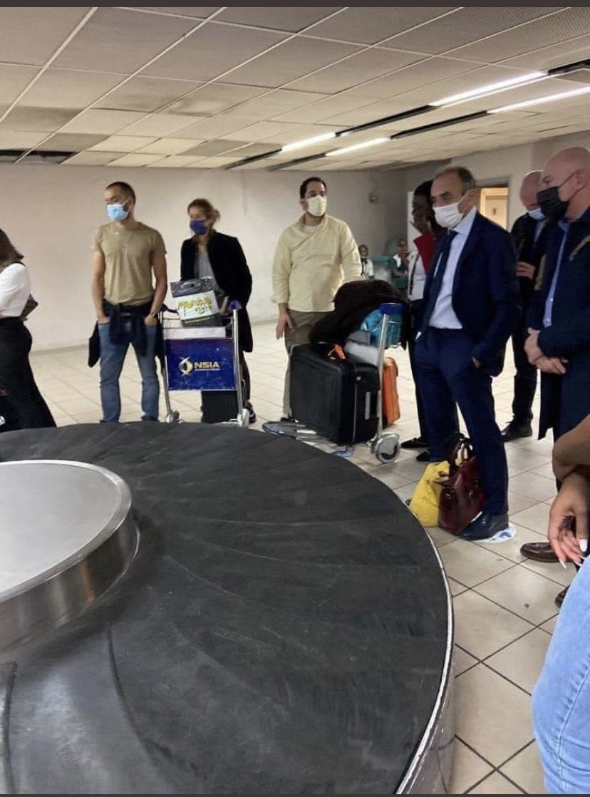 KhayatIbrahim's tweet photo. Le Z à Abidjan, Il veut tous les ramener chez eux mais n’a aucun problème de venir en afrique pour sa campagne…On est tous des cons en fait 😂 #Abidjan #cotedivoire #TPMP #FaceABaba  #AymericCaron https://t.co/prKGQFAtaB