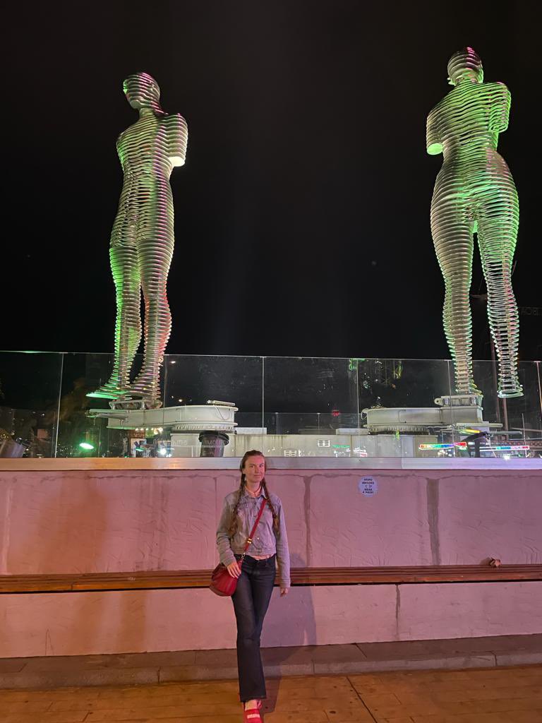 svetadragonfly's tweet photo. 😜 This beautiful #sculpture symbolizes the love of two nations! 😇And she turns around and looking for an #angle for a photo is very difficult😇🤣🤩
#singlequotes #singlewomen #singlegirls #singleturbo #singleneedle #singlewoman #singlemen #singlememes #singlecabs #singlebraids https://t.co/c1VRsSVusS