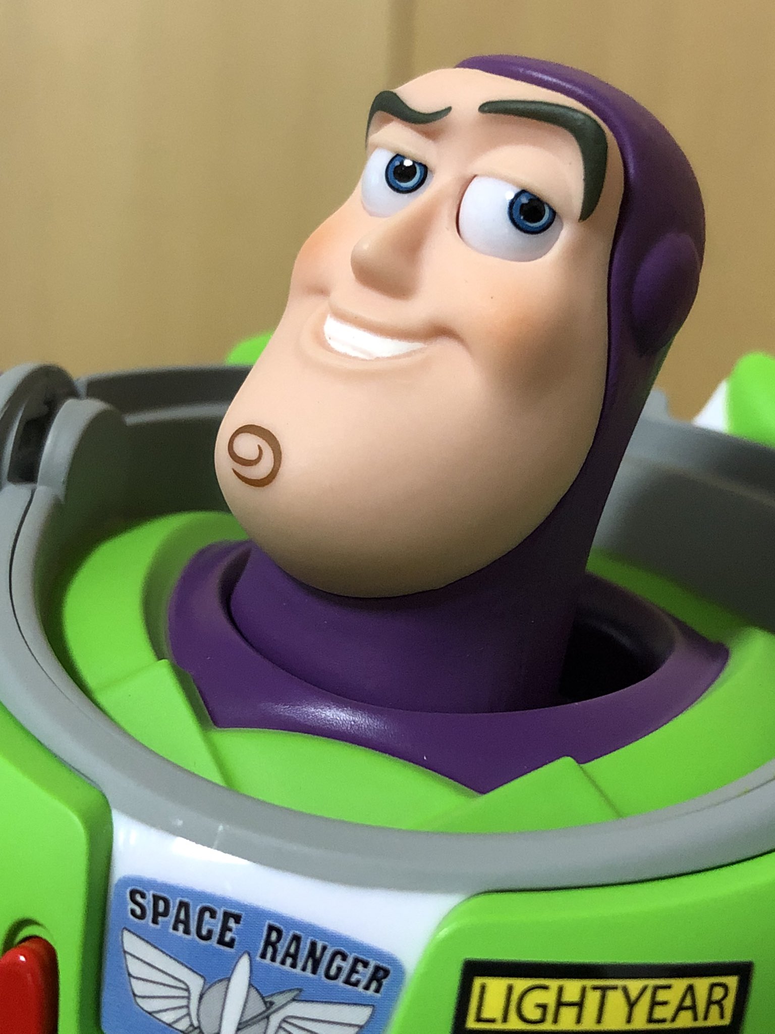 やま 眼球可動があると表情の幅が広がりますね さらに交換用のヘッドパーツは2種類 ニヤリ顔と目が飛び出したびっくり顔です しかも交換用の2種のヘッドも眼球可動搭載で楽しすぎます バズライトイヤー ビーストキングダム ダイナミック