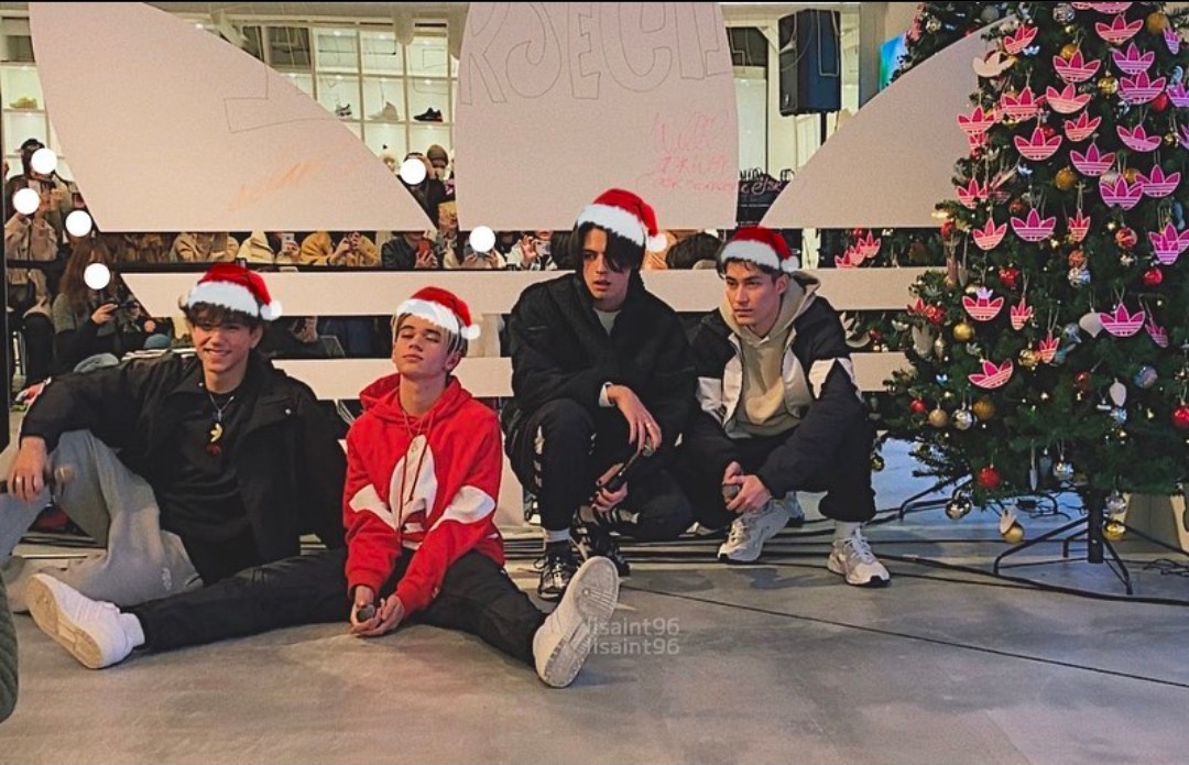 Mesomedudes's tweet photo. Lúc này cũng vào dịp Giáng sinh nè. 4 anh em còn hát All I want for Christmas is you nữa🥺 
#Intersection_is_coming_to_town
Our present INTERSECTION https://t.co/Hn1WA31NIL