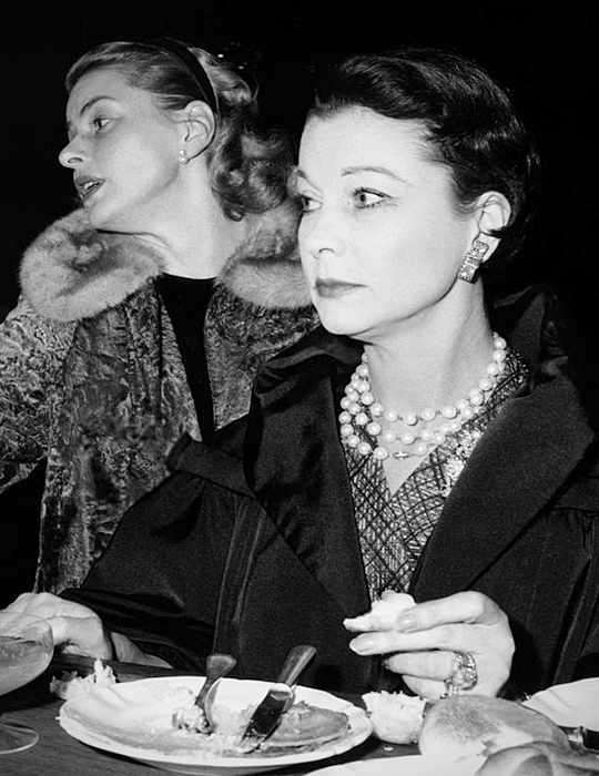 CitizenScreen's tweet photo. Rather an odd photo of Ingrid Bergman and Vivien Leigh in Paris, 1957 #DailyIngrid https://t.co/LRmVrGOT6c