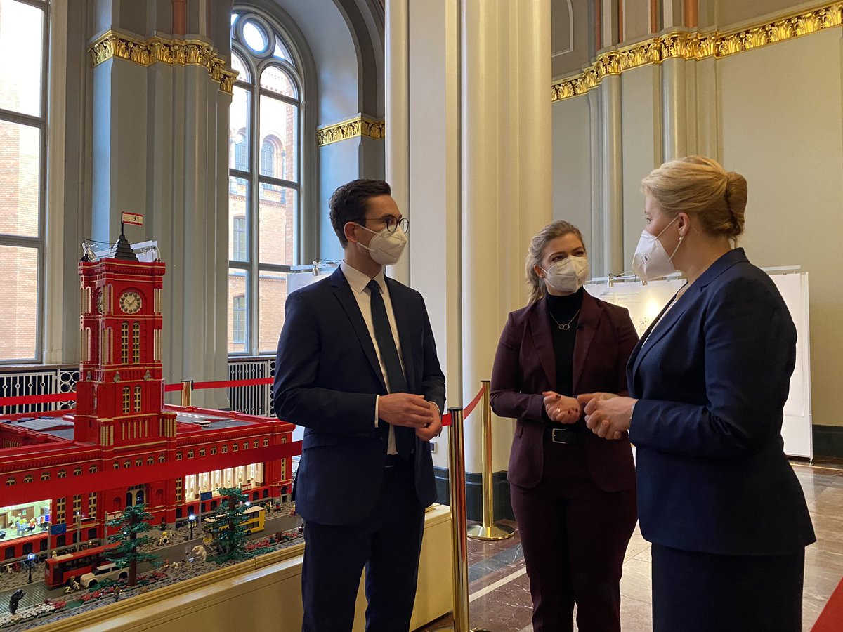 ASBinBerlin's tweet photo. Die heutige Impfaktion ist ein voller Erfolg! Die Bürgermeisterin @FranziskaGiffey sieht schon Wiederholungsbedarf, „Zielmarke 1000 #Impfungen im Roten Rathaus!“.

#deal #Impfung #corona #asb #berlin #asbberlin #hoffnung #kinder #kids #impfen https://t.co/NhxdmtViTG