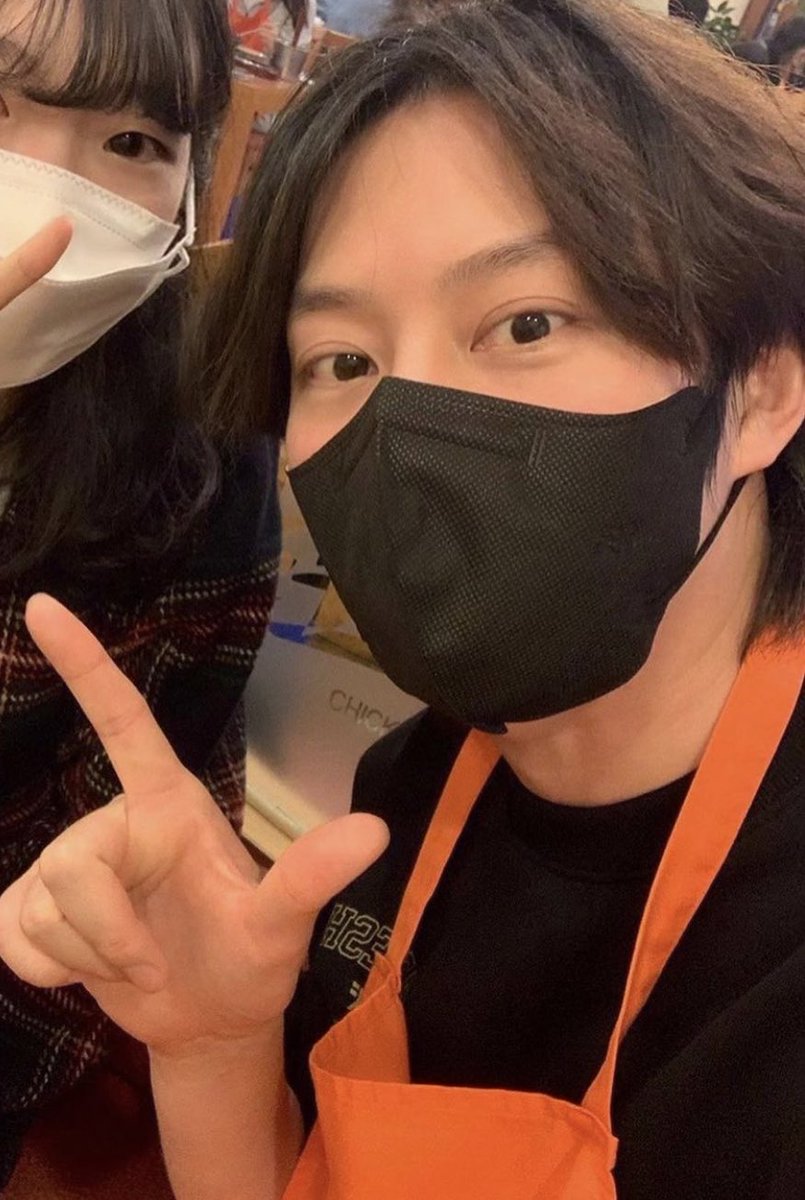 sunshine83710's tweet photo. j_yhyun IG #HEECHUL 
https://t.co/3tFmP4viHC
팬이라는 말에 사진 찍어주고 테이블에 있던 계산서 들고갔대.. 결국 다시 뺏겼다지만.. 참나~ 뭐냐~ 나 오늘부터 닭으로가에서 죽치고 산다 🥺 https://t.co/37GANQ9gB6