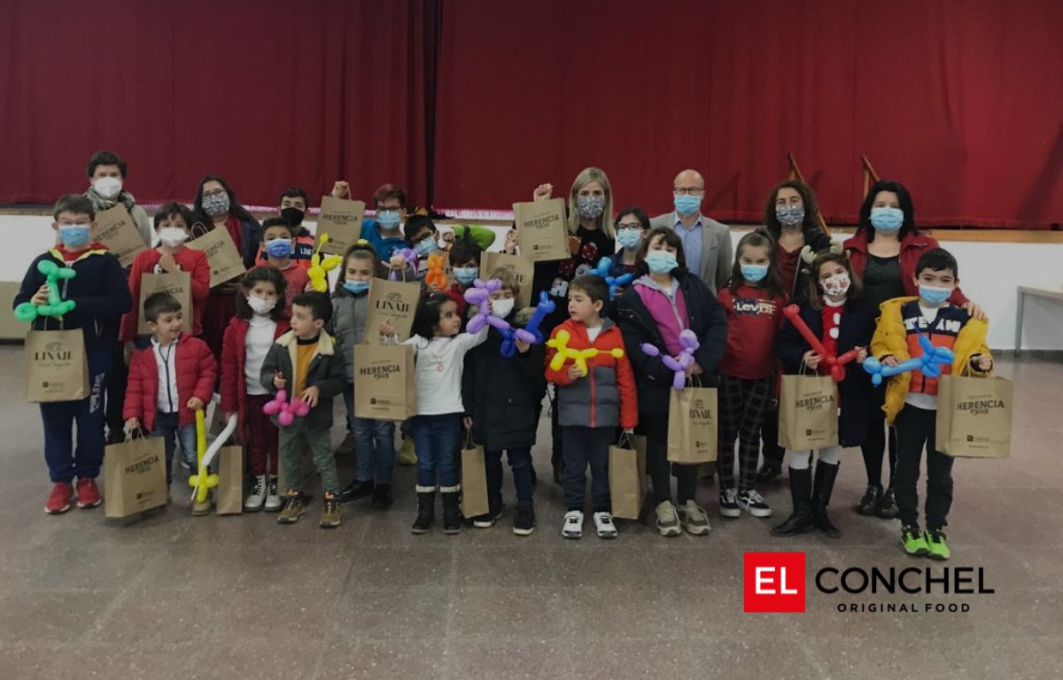 ElConchel's tweet photo. Ayer y hoy hemos acudido al Colegio y a la Residencia de Mayores de El Ballestero para obsequiarles con un regalo para todos ellos y para las personas maravillosas que se dedican a cuidarles día a día. ¡Felices Fiestas!  #ElConchel #Albacete #CastillaLaMancha https://t.co/uhjGQOccMI