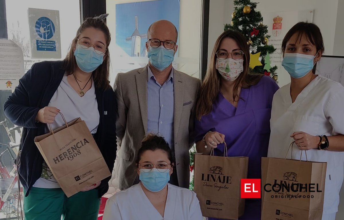 ElConchel's tweet photo. Ayer y hoy hemos acudido al Colegio y a la Residencia de Mayores de El Ballestero para obsequiarles con un regalo para todos ellos y para las personas maravillosas que se dedican a cuidarles día a día. ¡Felices Fiestas!  #ElConchel #Albacete #CastillaLaMancha https://t.co/uhjGQOccMI