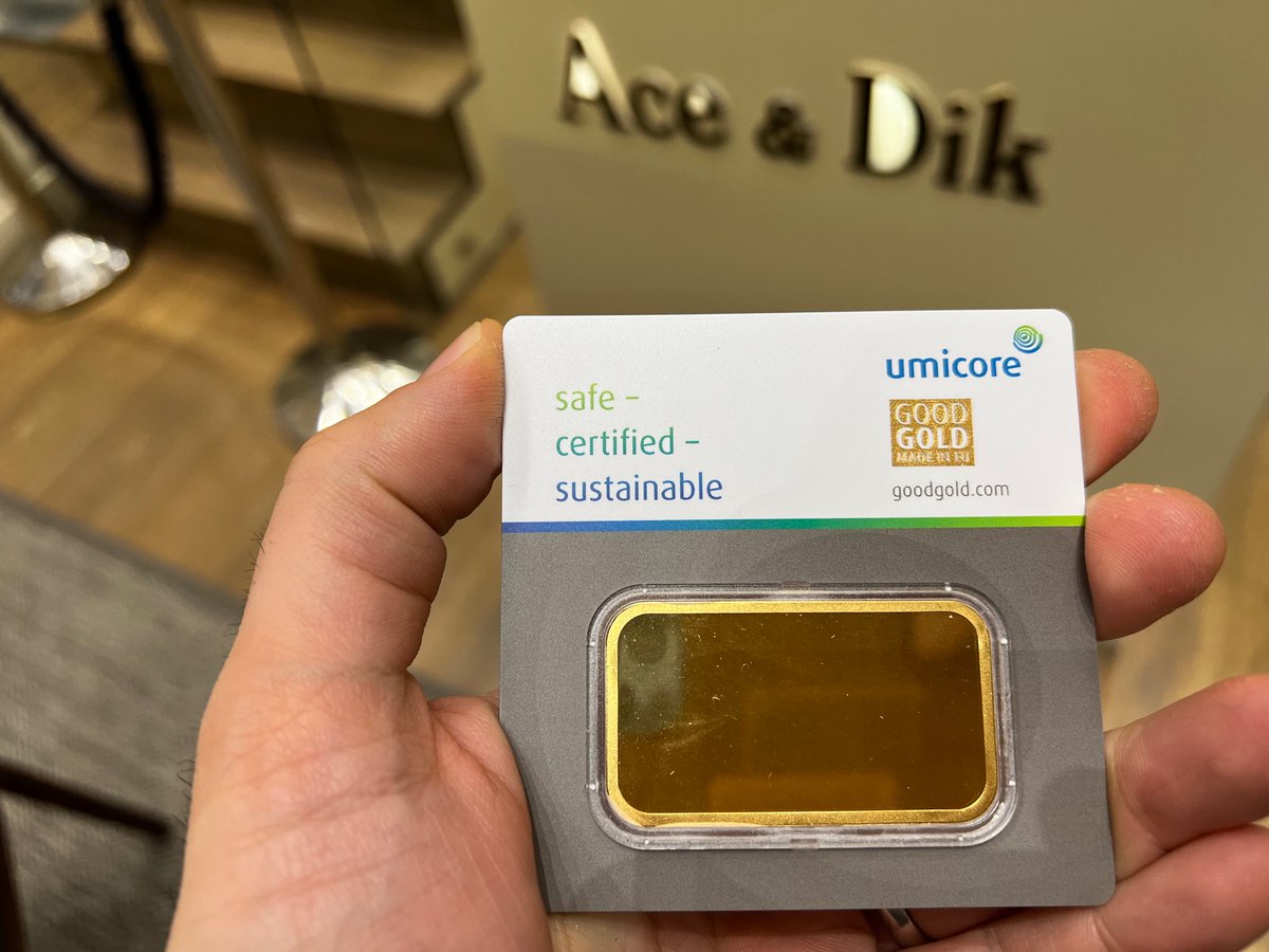 alonbj's tweet photo. Why give a gift voucher this holiday? Give something that shines eternally: real gold! 🎁 

BTW: did you know we trade-in your old gold jewels for new jewels, watches and/or a gold building by Umicore 🌟 

#GoodGold #Umicore #AceJewelers https://t.co/NKZubR24wv