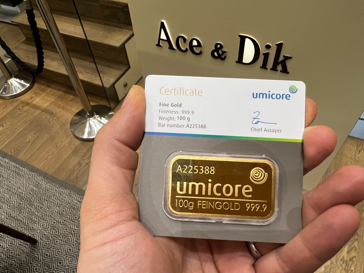 alonbj's tweet photo. Why give a gift voucher this holiday? Give something that shines eternally: real gold! 🎁 

BTW: did you know we trade-in your old gold jewels for new jewels, watches and/or a gold building by Umicore 🌟 

#GoodGold #Umicore #AceJewelers https://t.co/NKZubR24wv