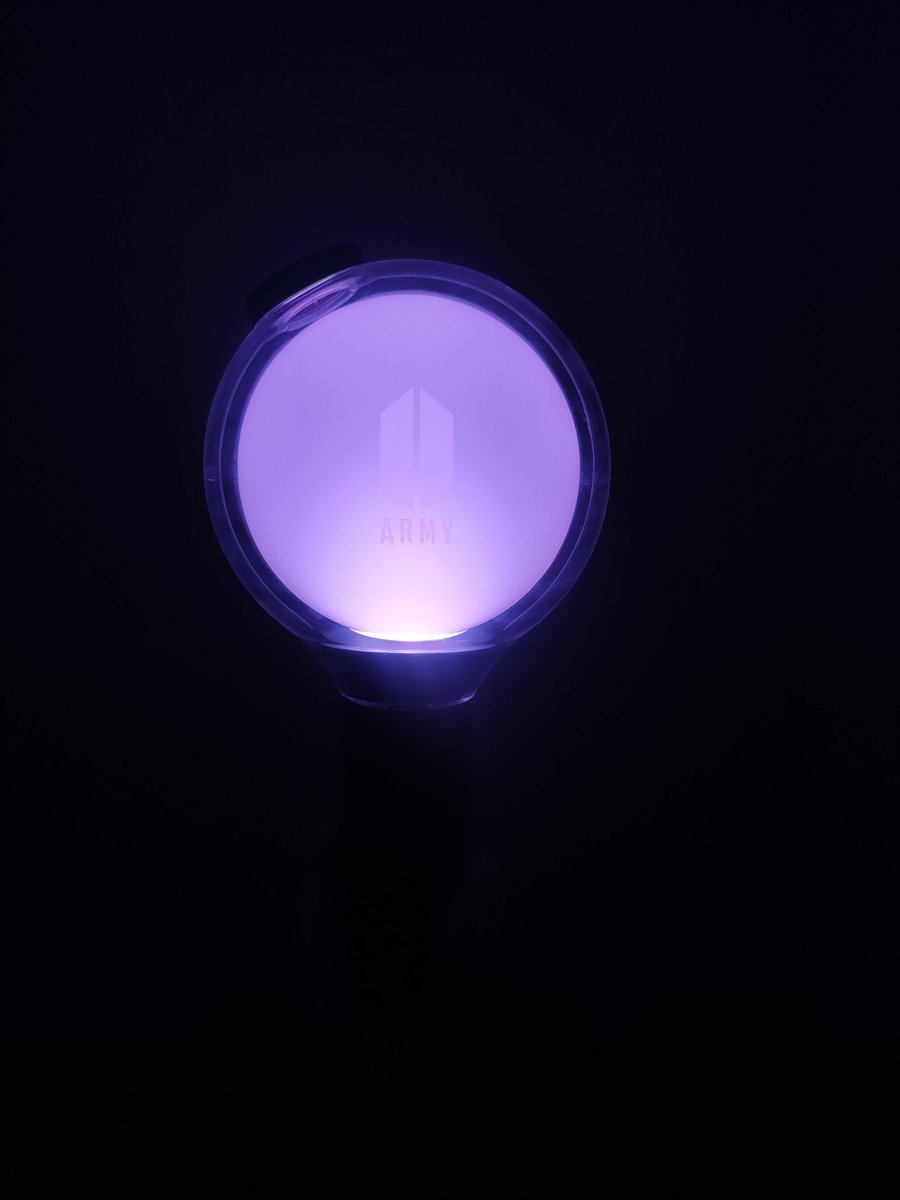 _sooyoung09's tweet photo. whenever I use my lightsticks at night

random person: ganda nang flash light mo san mo nabili? magkano?
me: (cant explain my LS real purpose) uhm.. mura lang ito 😂 https://t.co/yJQNjWiQq5