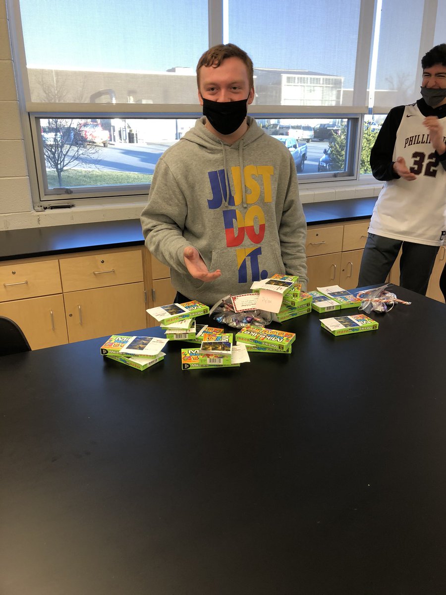 GenzalePhysics's tweet image. A bunch of students spreading holiday cheer to 1 student with their candy grams. #SoPopular #GoLiners #MerryChristmas
