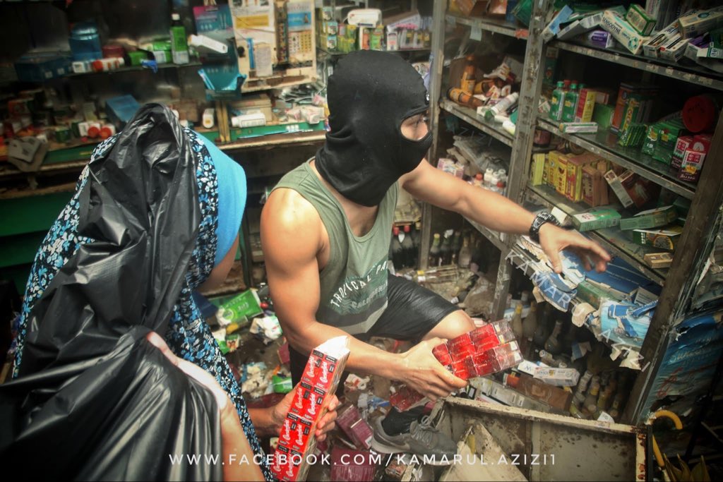 SenawangTV's tweet photo. SELANGOR - Biadap! Dah bagi betis nak peha, mentang-mentang tauke Mydin tu kata halal dunia akhirat habis semua diorang sapu.

Sampai kan bukan kelangsungan hidup pon pikul jugak. TV LCD ? Rokok ? ATM machine ?

📸kamarulazizi https://t.co/CVJe8gOl2G