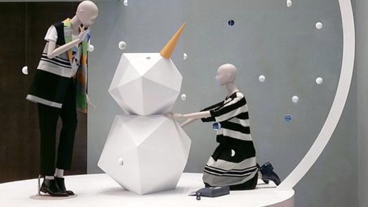 HugePaperInc's tweet photo. Excellent visual merchandising display that proves building a snowman is not just for kids! Recreate this in a lightweight synthetic or specialty paper…we’ve got huge sheet sizes! 
#hugepaperideas #hugefortheholidays #retaildisplay #merchandising #winter #decoration #synthetics https://t.co/TAkTQnFLlt