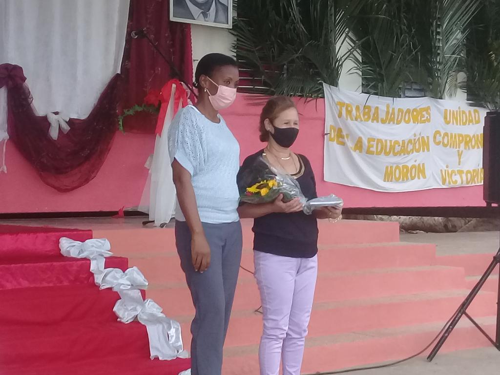 MagdalenaMato's tweet photo. Se realiza acto municipal por el día del Educador, donde se estimularon trabajadores y directivos que han tenido una trayectoria destacada.
#Cuba 
#CubaporlaEducacion https://t.co/pkhVtMY75s