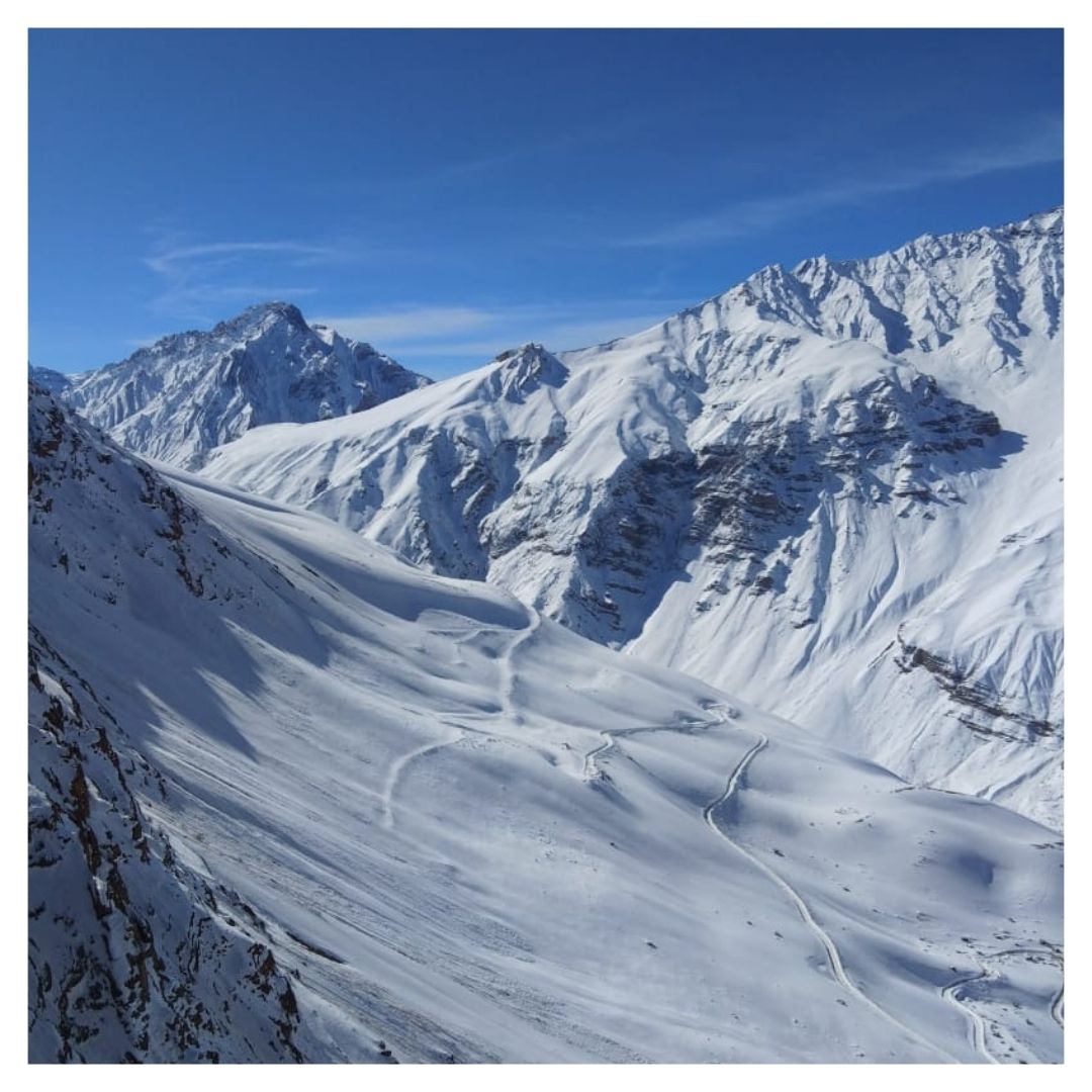 SpitiEcosphere's tweet photo. When it snows, you have two choices : shovel or make #snow angels

Well, what do we say, we gotta do both. We are covered in a blanket white. The valley and the villages have transformed into a heaven of peace and tranquility. #Spiti https://t.co/MduX8yPDgi