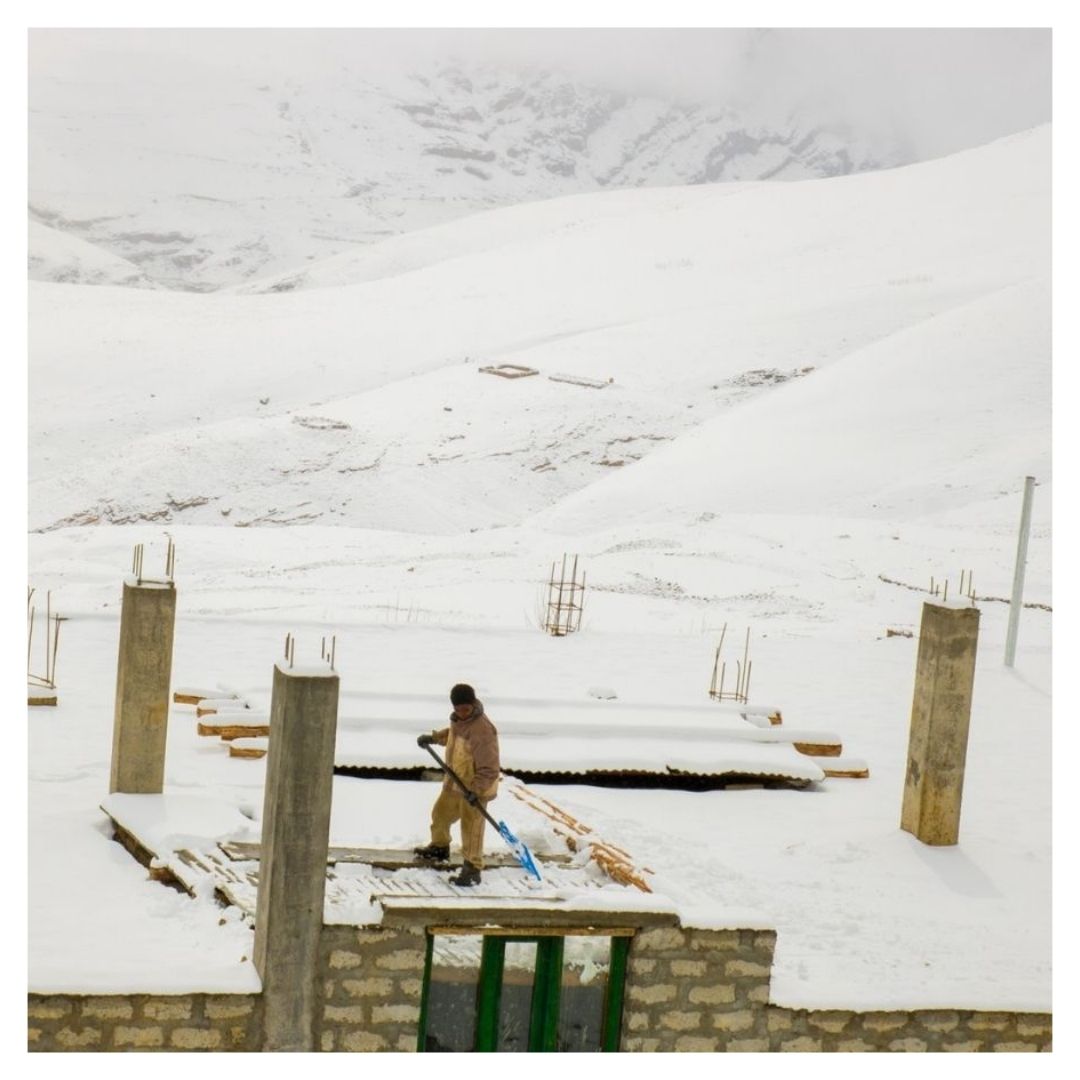 SpitiEcosphere's tweet photo. When it snows, you have two choices : shovel or make #snow angels

Well, what do we say, we gotta do both. We are covered in a blanket white. The valley and the villages have transformed into a heaven of peace and tranquility. #Spiti https://t.co/MduX8yPDgi