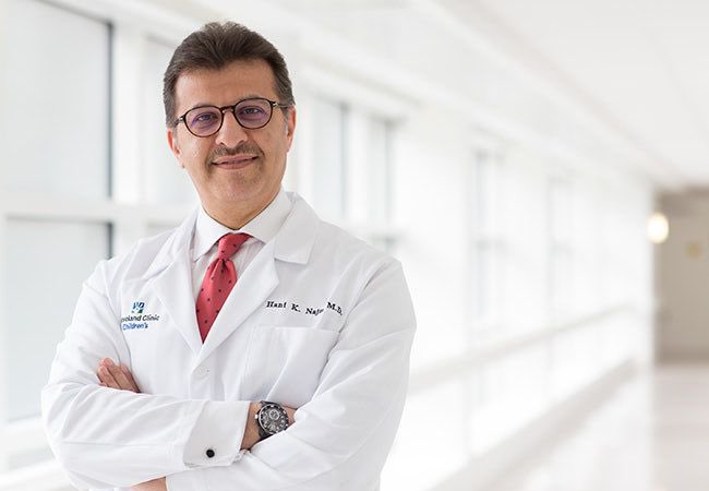 "د.هاني ناجم" طبيب سعودي ينجح باستئصال ورم سرطاني من قلب جنين في رحم أمه يبلغ 5 أشهر، ثم ارجاع الجنين مرة أخرى للرحم ليكمل دورة الحمل بشكل طبيعي حتى الولادة.