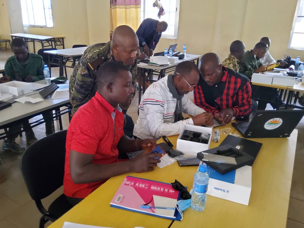 EmmanuelKOUROU2's tweet photo. Dans le cadre d'appuyer les Projets @peged_pnud , une formation s'est tenu en Novembre dernier avec @Trimble #TDC600 #QIGS / #ArcGIS Survey123
Ceci afin d’outiller l’UGP, les responsables des zones, l’OGPR et les OSC en technique de collecte de données GPS sous TDC600 @PNUDGuinee https://t.co/QOwS1tyCCN