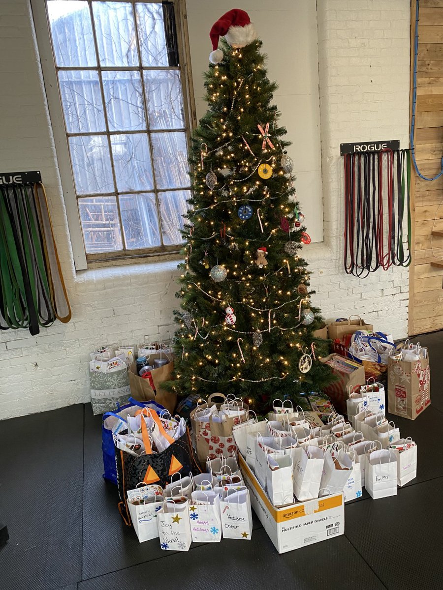 Adelbrook_CT's tweet photo. Thank you so much to the wonderfully kind community of Middletown CrossFit for your donation of 111 gift bags for our individuals this holiday season!
#ThankYou #HolidayGiving #Adelbrook https://t.co/2kwAw0koSb