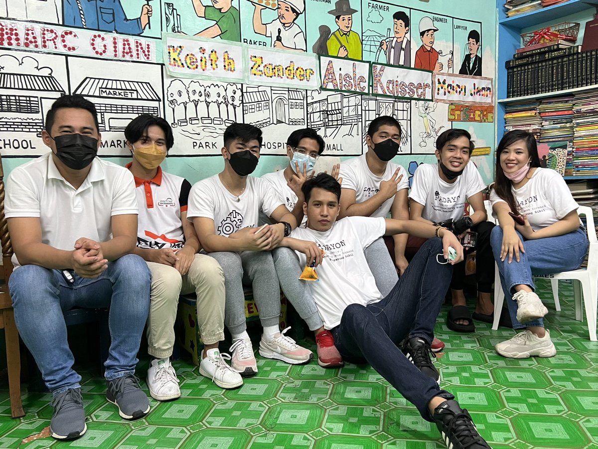EdwardCaezar's tweet photo. AdU-ACES gift-giving charity event at ParaΓ±aque.
#compassionatetothosewhohaveless
#Adamsonian #proudklasmeyt #proudVincentian https://t.co/KIecv4ccle