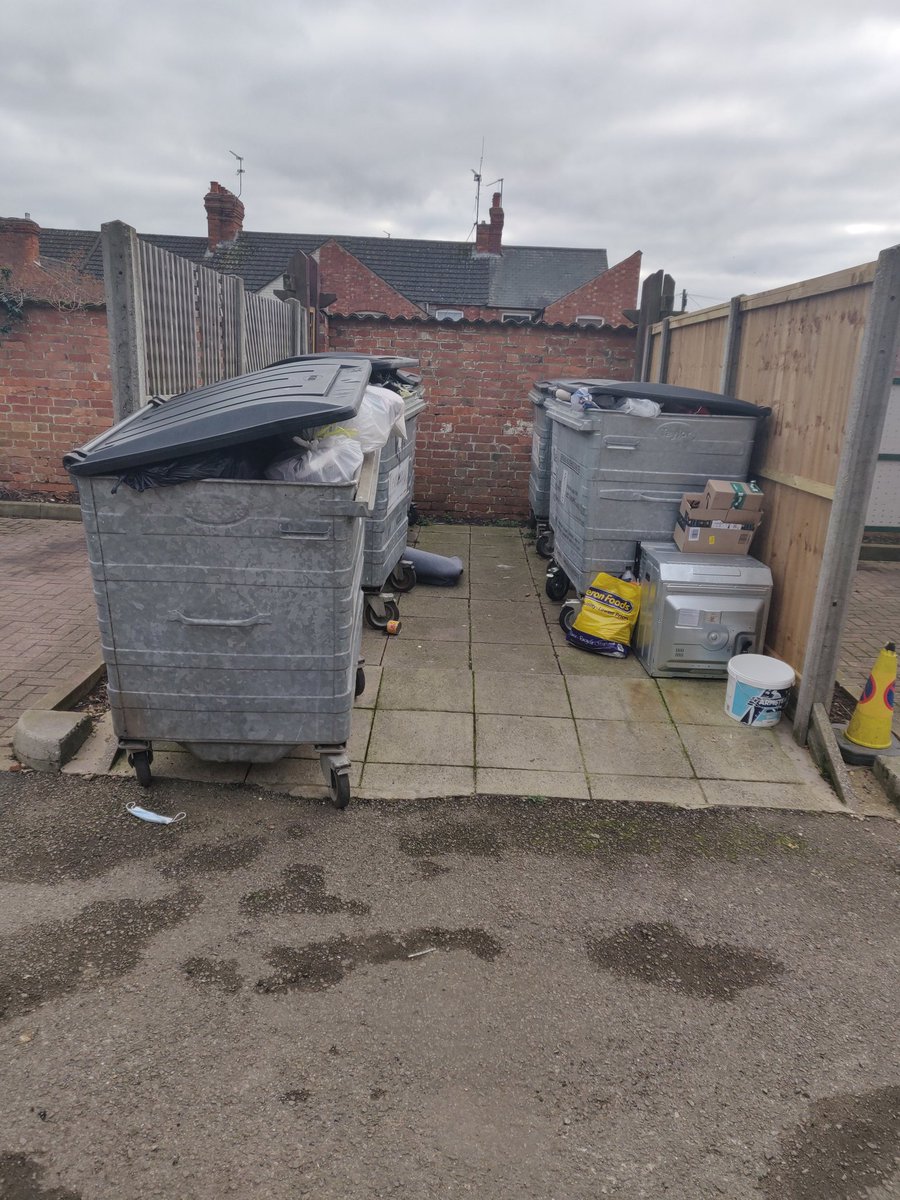 Good to carry out joint inspection #nhood21 with <a href="/JoanneatPA/">JoanneTaylor@pahousing</a>. Just a reminder to all residents kettering.gov.uk/info/20013/rec… take 5 household items in 1 collection. The British Heart foundation also takes donations of unwanted household items.  #teampurple @pa_housing