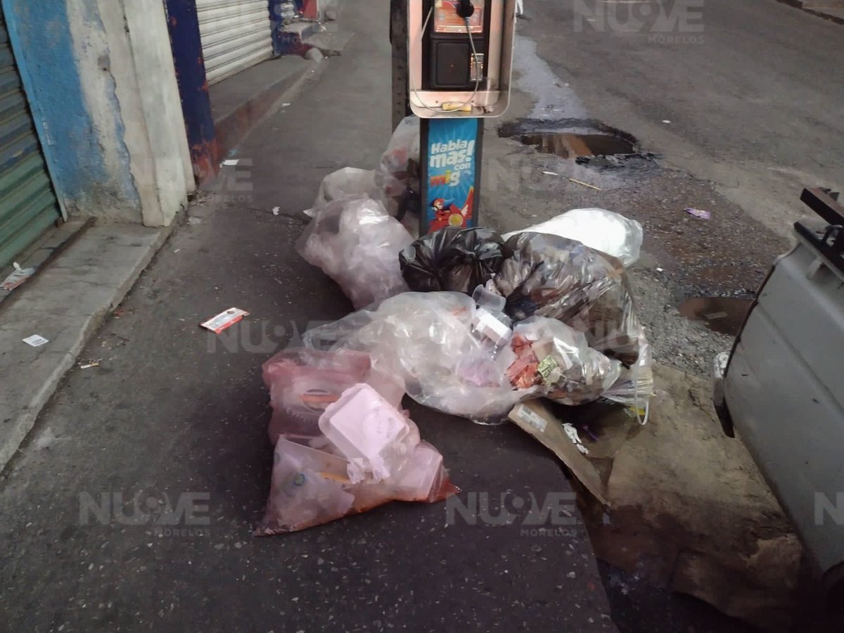 TelevisaMorelos's tweet photo. #Noticias | Así amanece el centro de Cuernavaca está mañana. Vecinos reportan que en otras zonas de la capital no ha pasado el camión recolector. https://t.co/FVv7hOONE7