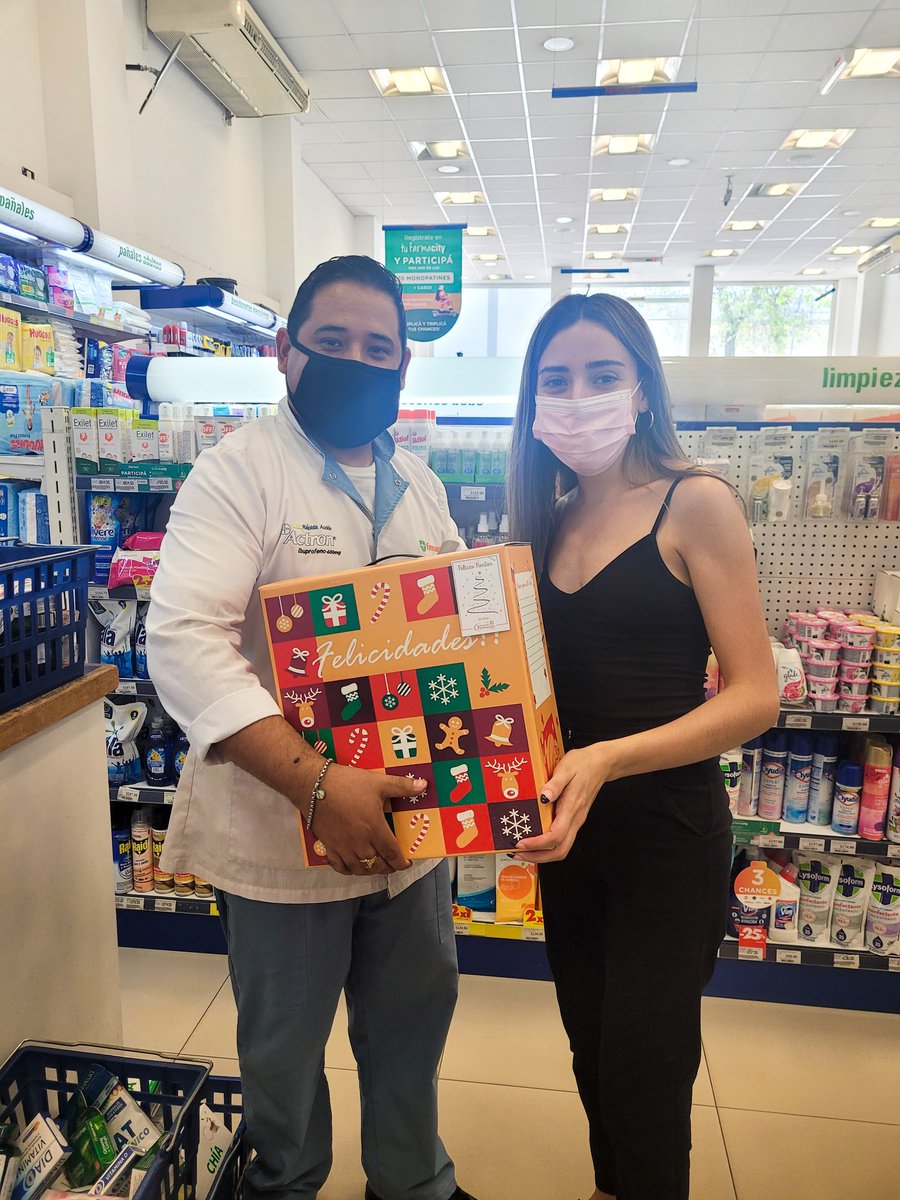 Cafri_larioja's tweet photo. Desde #Cafri seguimos compartiendo momentos especiales con los colaboradores de nuestras farmacias asociadas, y en esta oportunidad realizamos la entrega de presentes, luego de un gran año de compromiso y solidaridad, cuidando la salud de cada riojano y riojana. 💊 https://t.co/T9UsG15DuN